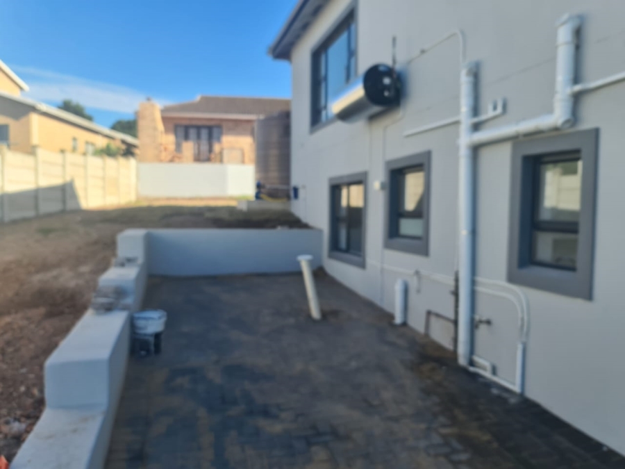 5 Bedroom Property for Sale in Wavecrest Eastern Cape